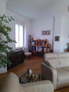 的住宿－Au soin de la Vie，客厅配有两张沙发和一张桌子