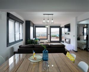 桑圖爾特西的住宿－Atico Lujo Costa Vasca Bilbaoterraza mar jacuzi，客厅配有沙发和桌子