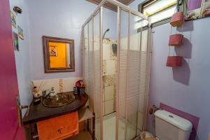 un bagno con lavandino e doccia di Kaz Zen a Sainte-Anne Altre 15 foto