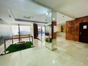 un gran vestíbulo con paredes de cristal y suelo en Luxury loft with a pool in the centre en Torremolinos