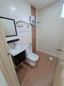uma casa de banho com um WC e um lavatório em Sekinchan Simple Love SeaHouse ~ Seaview 5-15B em Sekincan