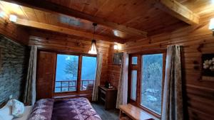 Jibhi şehrindeki Ishan Log Huts- A Boutique Homestay-since 1999 tesisine ait fotoğraf galerisinden bir görsel
