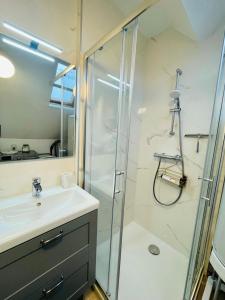 een badkamer met een douche en een wastafel bij Coup de cœur~Duplex cocoon vue sur le beffroi -Top Séjour Arras in Arras