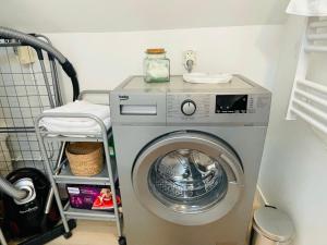 a washer and dryer in a laundry room at Coup de cœur~Duplex cocoon vue sur le beffroi -Top Séjour Arras in Arras