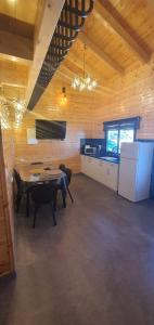une chambre avec une table et une cuisine dans une cabine dans l'établissement צימר בקתה מול הנוף, à Safed