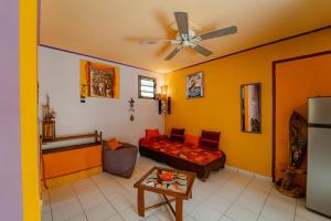 un soggiorno con un divano e un ventilatore a soffitto di Kaz Zen a Sainte-Anne