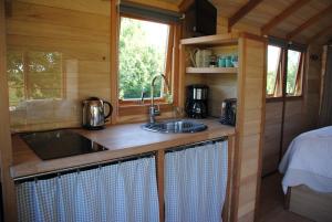 モンモリヨンにあるLa Cabaneの小さな家の中のシンク付きキッチン