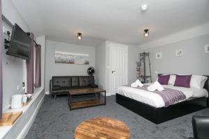 TV a/nebo společenská místnost v ubytování Modern en-suite room in country PubRestaurant 4 - Pass the Keys