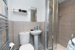 Koupelna v ubytování Modern en-suite room in country PubRestaurant 4 - Pass the Keys