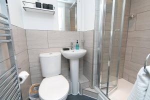 Ένα μπάνιο στο Pass the Keys Modern en-suite room in country PubRestaurant 4