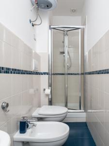 Un baño con ducha, inodoro y lavabo. en Rossella Holiday Home, en Sorrento