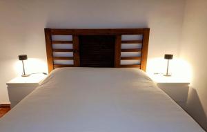 Un dormitorio con una cama con dos luces. en Bungalow en el sur de Gran Canaria en Las Palmas de Gran Canaria