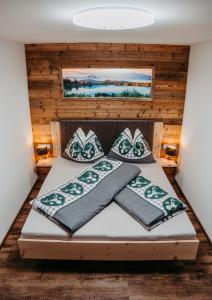 una cama con almohadas en una habitación en Ferienwohnung Sabine, en Flattach