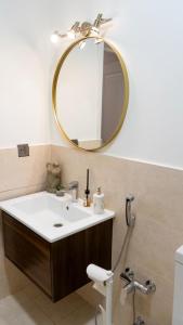 La salle de bains est pourvue d'un lavabo et d'un miroir. dans l'établissement CHALET WOODS GUSAR, à Qusar