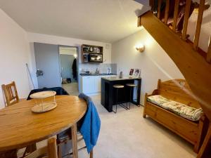 a living room with a table and a kitchen at Appartement duplex T2 2 à 5 pers in Villard-de-Lans