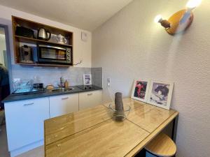 a kitchen with a wooden table and a counter top at Appartement duplex T2 2 à 5 pers in Villard-de-Lans