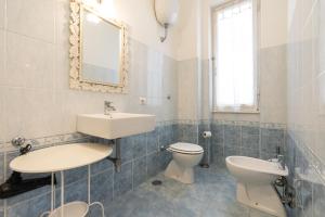 ローマにあるラ カサ イン フィオーレのバスルーム(洗面台、トイレ、鏡付)