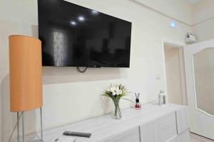 un soggiorno con TV a parete di Scala Paradiso ~ B&B Molfetta a Molfetta