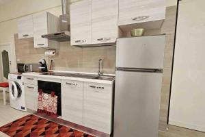 una cucina con un frigorifero bianco e un lavello di Scala Paradiso ~ B&B Molfetta a Molfetta