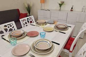 tavolo da pranzo con piatti e bicchieri di Scala Paradiso ~ B&B Molfetta a Molfetta Altre 37 foto
