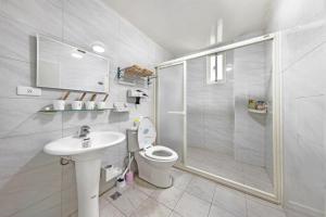 金寧鄉的住宿－XICHI Homestay，浴室配有卫生间、盥洗盆和淋浴。