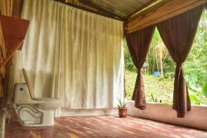 Portal del Sol في فيلاجارزون: حمام مع مرحاض ونافذة