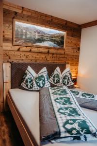 ein Schlafzimmer mit einem Bett mit Kissen darauf in der Unterkunft Ferienwohnung Sabine in Flattach