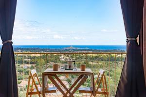 a table and chairs on a balcony with a view of the ocean at Ginestre38 in Pula