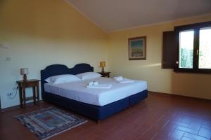 a bedroom with a large bed and a window at Agriturismo Podere Santa Virginia in Albinia