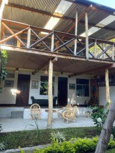 a patio with chairs and tables and a roof at Casa Josep H'i in Sololá