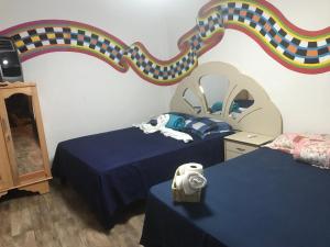 ein Schlafzimmer mit zwei Betten und einem Spiegel in der Unterkunft Casa Josep H'i in Sololá + 27 Fotos