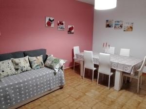 a living room with a couch and a table and chairs at Las/Rosas in Orgaz