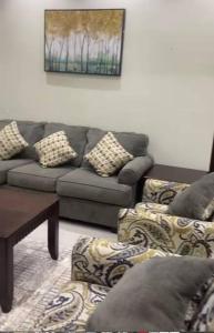 ein Wohnzimmer mit einem Sofa und einem Couchtisch in der Unterkunft Entire apartment 2 bedrooms private entry Closeto digital city and KAFD in Riad