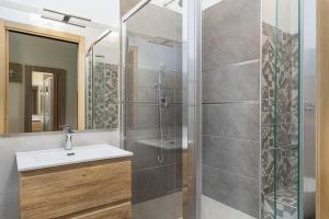 Koupelna v ubytování Tuscasì Aparthotel + 37 fotografií
