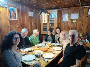 Jibhi şehrindeki Ishan Log Huts- A Boutique Homestay-since 1999 tesisine ait fotoğraf galerisinden bir görsel