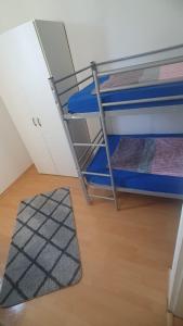 מיטה או מיטות קומותיים בחדר ב-Apartment 11 Pirmasens