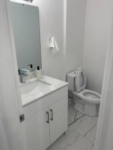 Fotografie z fotogalerie ubytování luxury & Spacious 2 bedrooms basement serviced apartment v destinaci Brampton