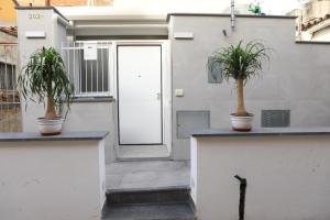 twee potplanten bovenop een gebouw bij Holiday Home Litteri in Catania