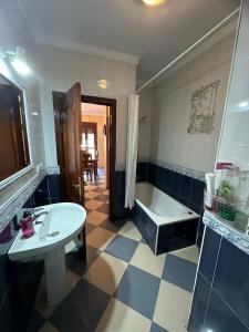 ein Badezimmer mit einer Badewanne, einem Waschbecken und einem WC in der Unterkunft REYES-SOL Setenil in Setenil de las Bodegas