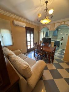 ein Wohnzimmer mit einem Sofa und einem Tisch in der Unterkunft REYES-SOL Setenil in Setenil de las Bodegas