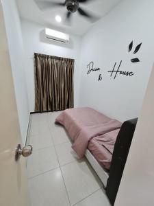 um quarto com uma cama e uma placa na parede em Sekinchan Seaview Condominium em Sekincan
