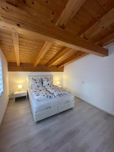 1 dormitorio con 1 cama grande y techo de madera en LEO Apart 2 en Radfeld