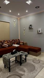 استراحة وشاليه عزوز في ينبع: غرفة معيشة مع أريكة وطاولة