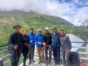 Un gruppo di persone che posano per una foto su una montagna di Amma Home Stay Keylong a Kyelang