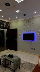 ein Wohnzimmer mit einer Uhr an der Wand in der Unterkunft استراحة وشاليه عزوز in Yanbu