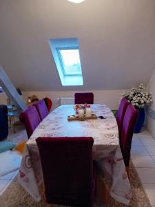 Część wypoczynkowa w obiekcie Appartement spacieux à Ingersheim avec vue sur jardin, 100 m²