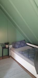 1 cama con 2 almohadas en una habitación en Odenwald Lounge - ehemals Ferienhaus Bergblick en Reichelsheim
