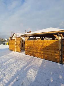 a wooden fence on a roof in the snow at AB Musiol in Świnoujście