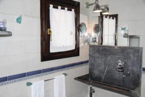 Koupelna v ubytování Hotel SPA Atxaspi