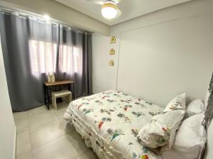 a bedroom with a bed and a window at Refugio Urbano in Goiânia